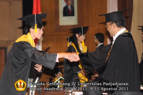 wisuda-fe-oleh-rektor_069