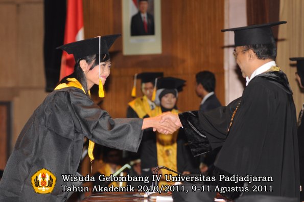 wisuda-fe-oleh-rektor_070