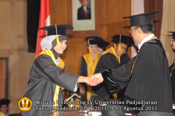 wisuda-fe-oleh-rektor_071