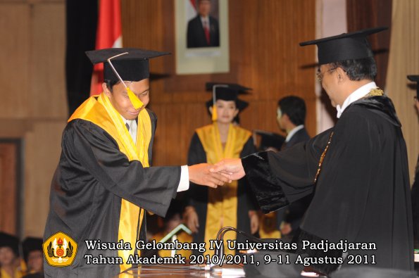 wisuda-fe-oleh-rektor_072