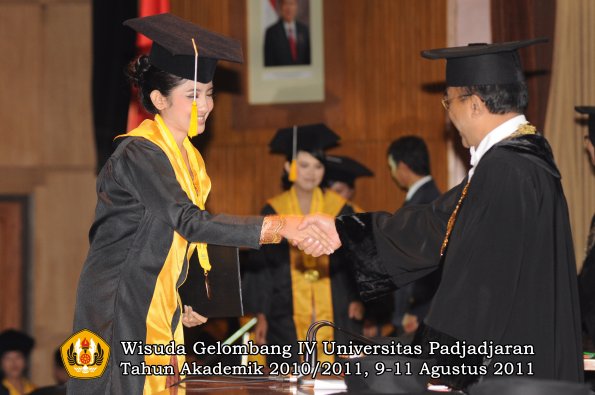 wisuda-fe-oleh-rektor_073