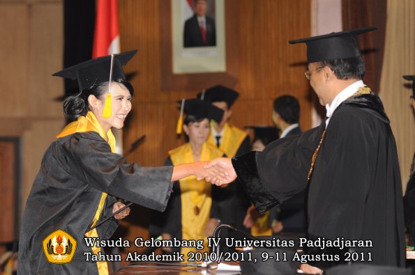 wisuda-fe-oleh-rektor_074