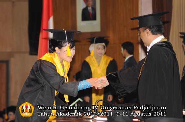 wisuda-fe-oleh-rektor_077