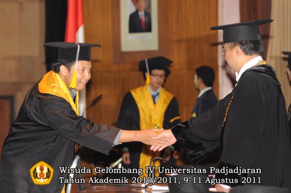 wisuda-fe-oleh-rektor_079