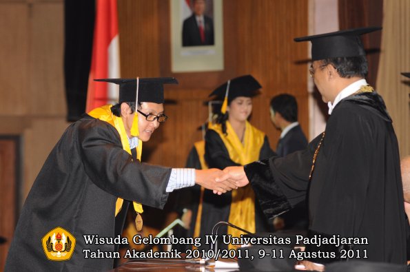 wisuda-fe-oleh-rektor_080