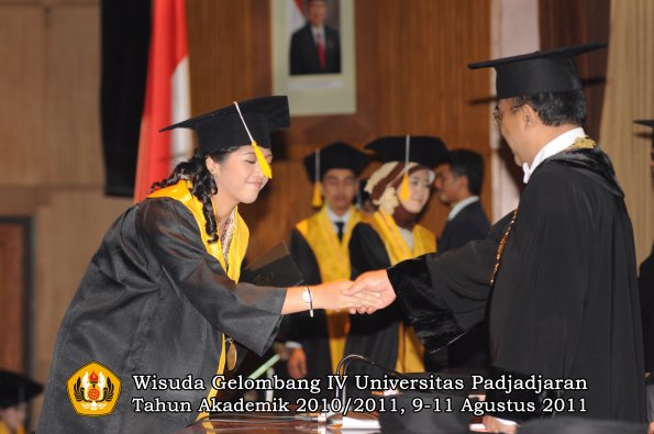 wisuda-fe-oleh-rektor_081