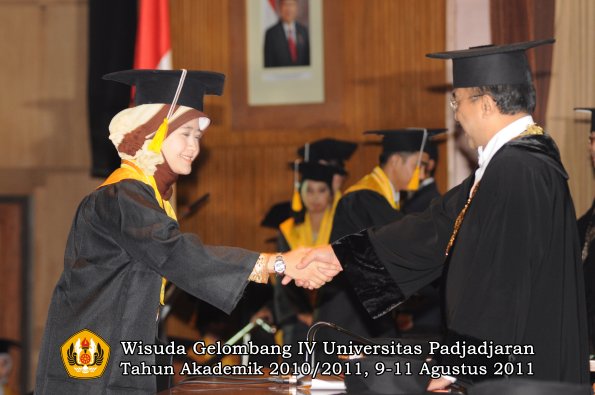 wisuda-fe-oleh-rektor_082