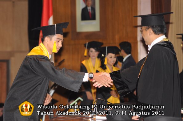 wisuda-fe-oleh-rektor_083