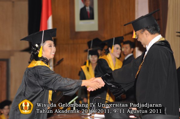 wisuda-fe-oleh-rektor_084