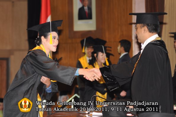 wisuda-fe-oleh-rektor_085