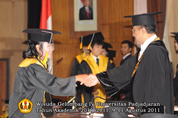 wisuda-fe-oleh-rektor_086