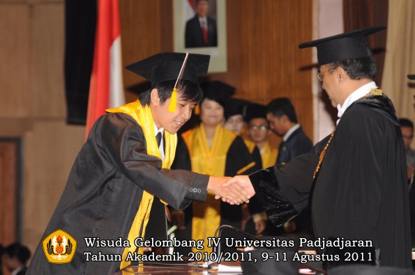 wisuda-fe-oleh-rektor_087