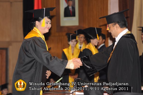 wisuda-fe-oleh-rektor_088