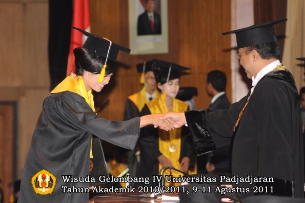 wisuda-fe-oleh-rektor_089