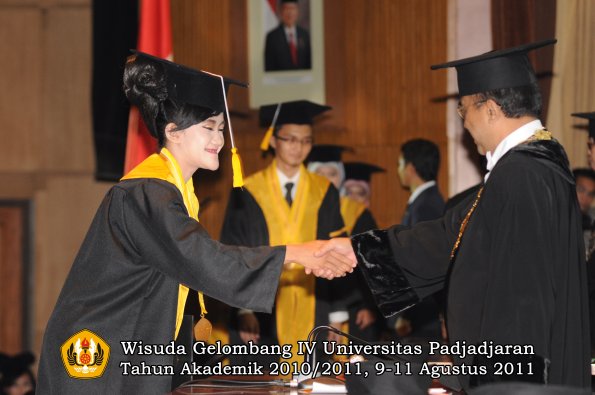 wisuda-fe-oleh-rektor_090