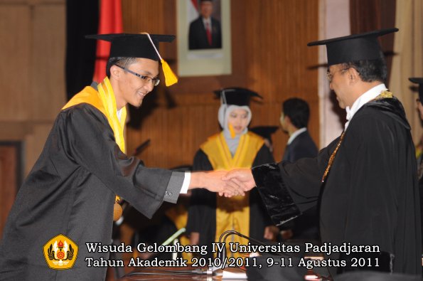 wisuda-fe-oleh-rektor_091