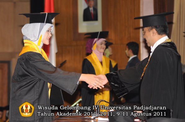 wisuda-fe-oleh-rektor_092