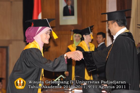 wisuda-fe-oleh-rektor_093