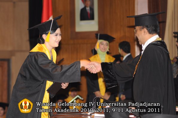 wisuda-fe-oleh-rektor_094