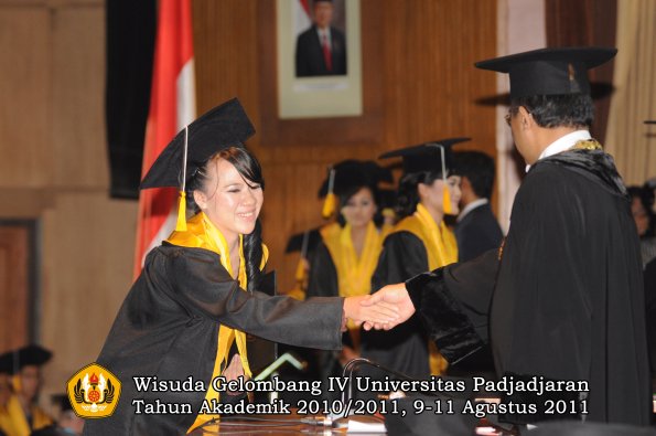 wisuda-fe-oleh-rektor_096