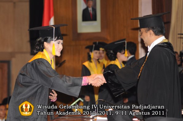 wisuda-fe-oleh-rektor_097