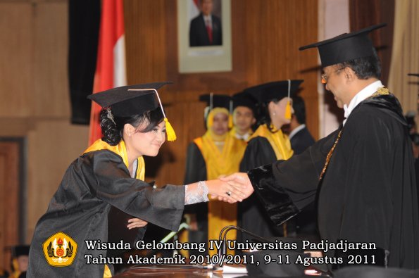 wisuda-fe-oleh-rektor_098