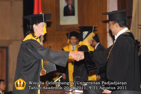 wisuda-fe-oleh-rektor_099