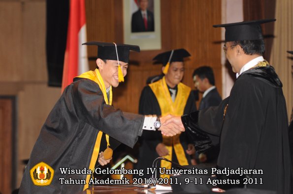 wisuda-fe-oleh-rektor_133