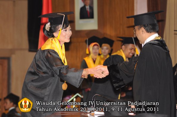 wisuda-fe-oleh-rektor_141