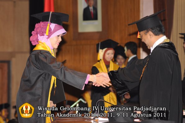 wisuda-fe-oleh-rektor_147