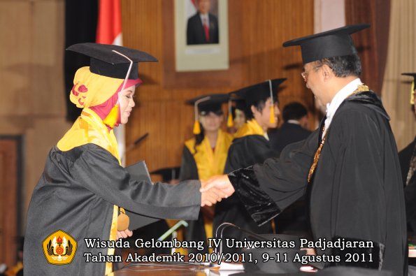 wisuda-fe-oleh-rektor_160