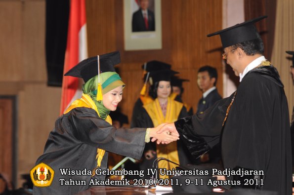 wisuda-fe-oleh-rektor_166