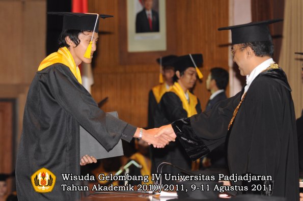 wisuda-fe-oleh-rektor_169