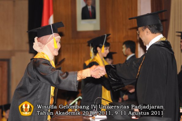 wisuda-fe-oleh-rektor_201