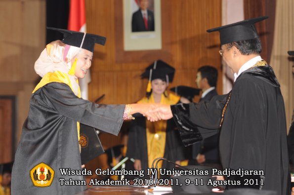 wisuda-fe-oleh-rektor_203