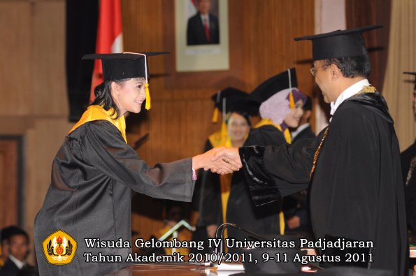 wisuda-fe-oleh-rektor_204