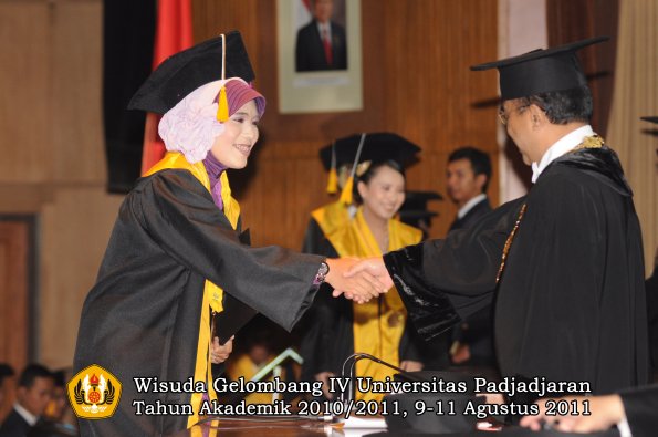 wisuda-fe-oleh-rektor_205