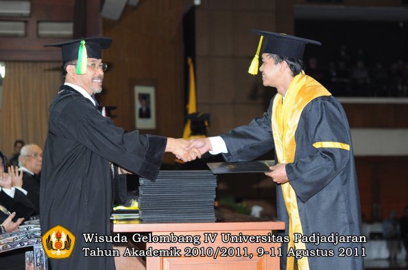 wisuda-fikom-oleh-dekan-007