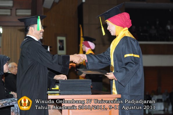 wisuda-fikom-oleh-dekan-022