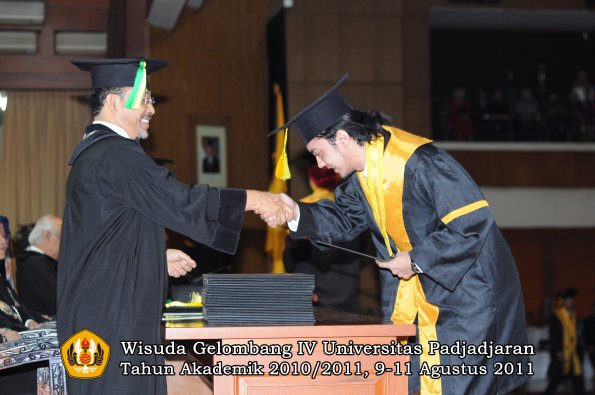 wisuda-fikom-oleh-dekan-023