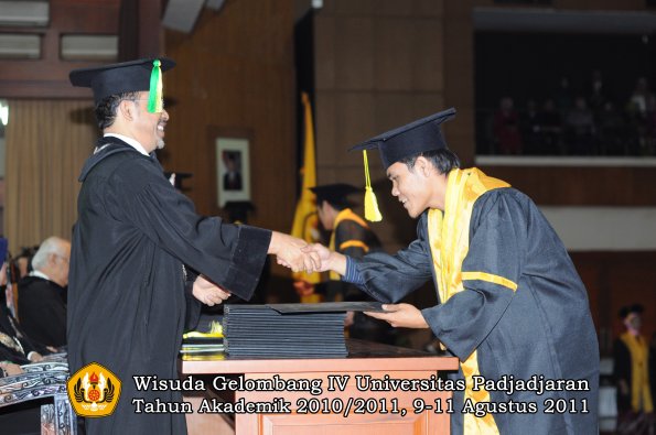 wisuda-fikom-oleh-dekan-025