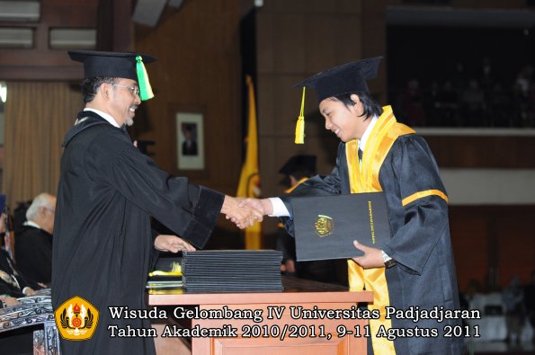 wisuda-fikom-oleh-dekan-026