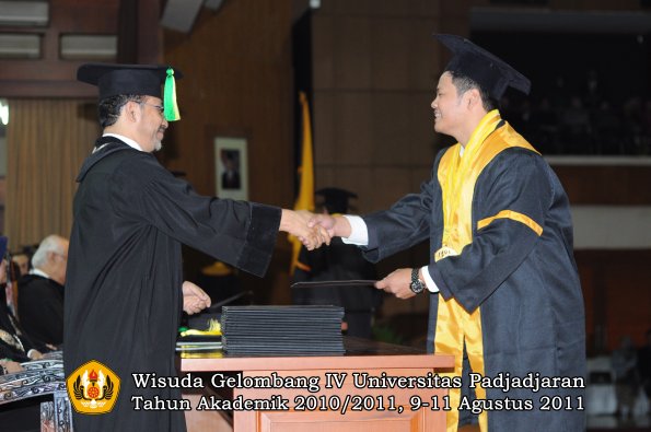 wisuda-fikom-oleh-dekan-027