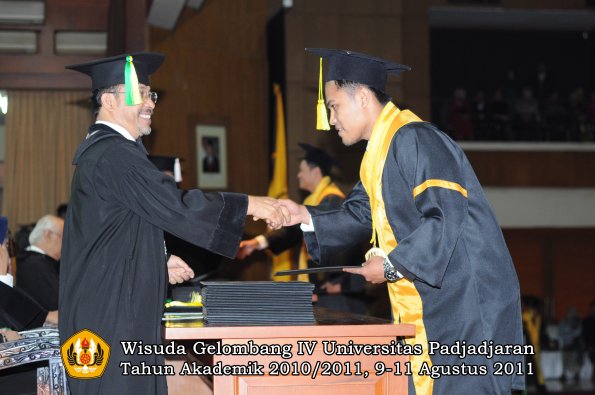 wisuda-fikom-oleh-dekan-028