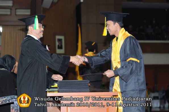 wisuda-fikom-oleh-dekan-029