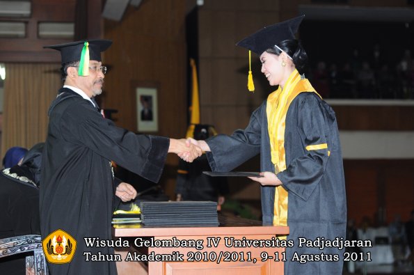 wisuda-fikom-oleh-dekan-033