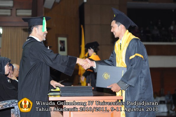 wisuda-fikom-oleh-dekan-034