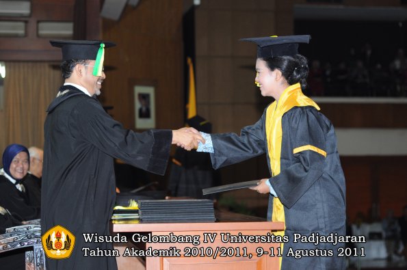 wisuda-fikom-oleh-dekan-035