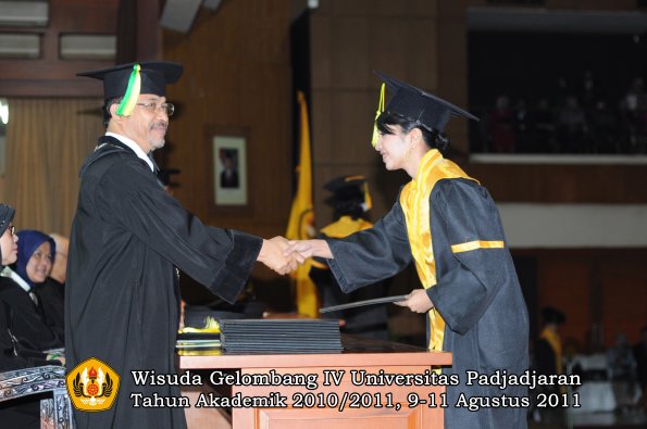 wisuda-fikom-oleh-dekan-036