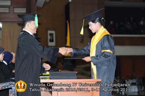 wisuda-fikom-oleh-dekan-037